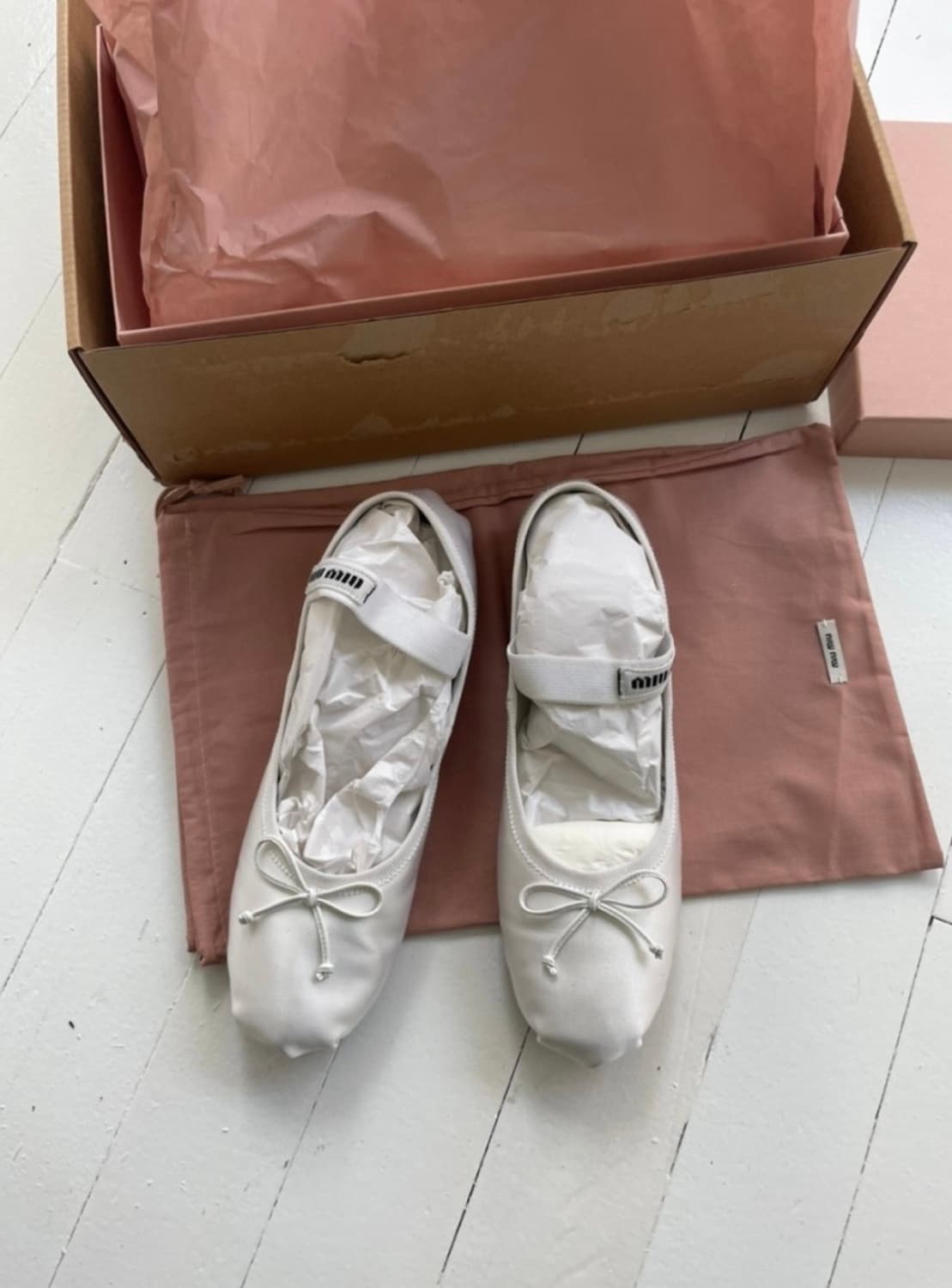 미우미우 발레리나 플랫 새틴 화이트 38 상품이미지1