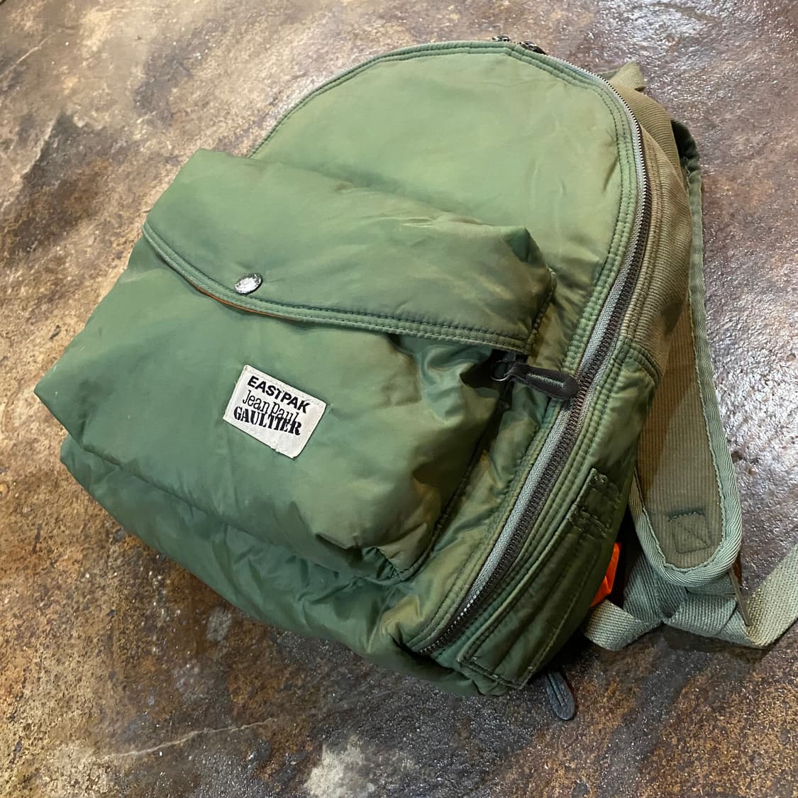 이스트팩 x 장폴고티에 백팩 카키 상품이미지3