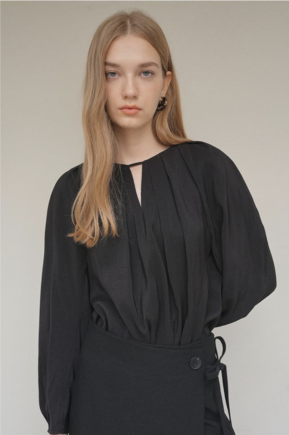 (새상품) 온앤온 블랙 블라우스 상품이미지1