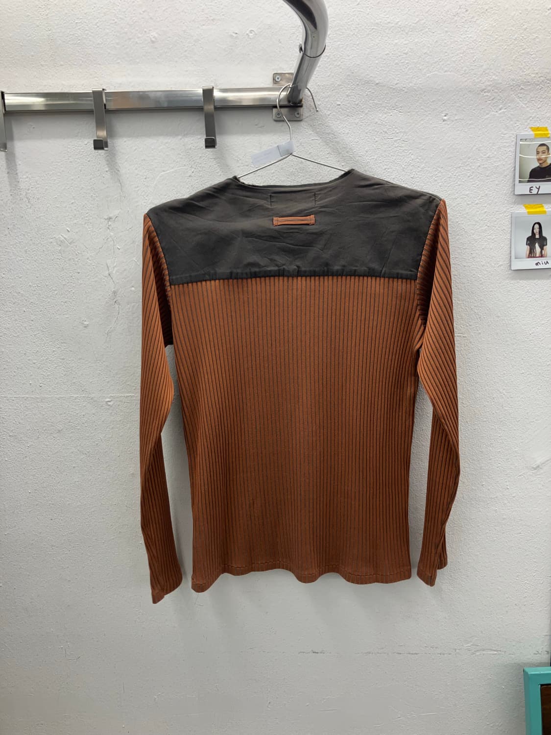 고티에옴므 브이슬릿넥 패널배색 탑 상품이미지3