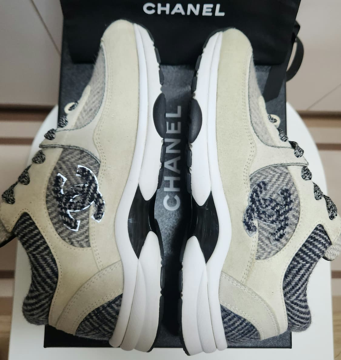 [정품] 샤넬 스니커즈 운동화 스웨이드 CC로고 헤링본 36.5 한정판 상품이미지3