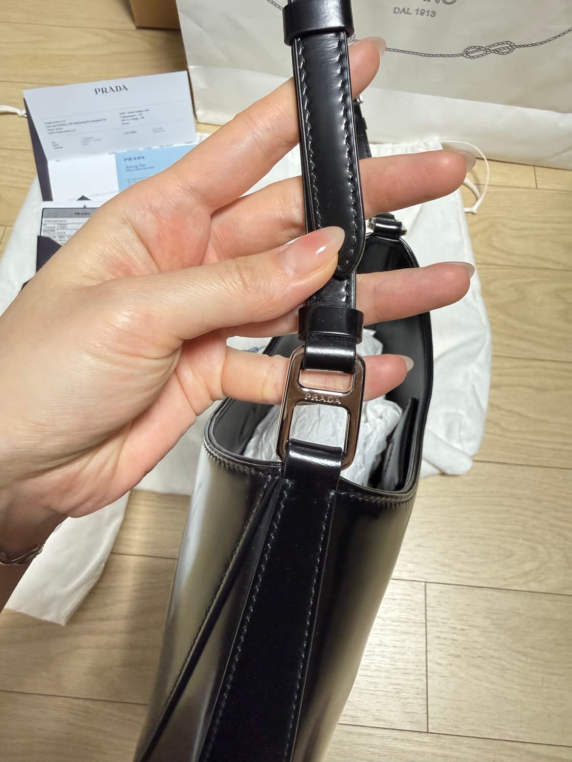 프라다 클레오 브러시드 가죽 숄더백 상품이미지4