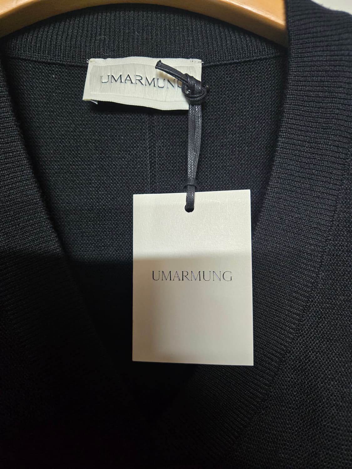 LMARMUNG 우아뭉  브이넥 니트 조끼 블랙 S95 상품이미지5