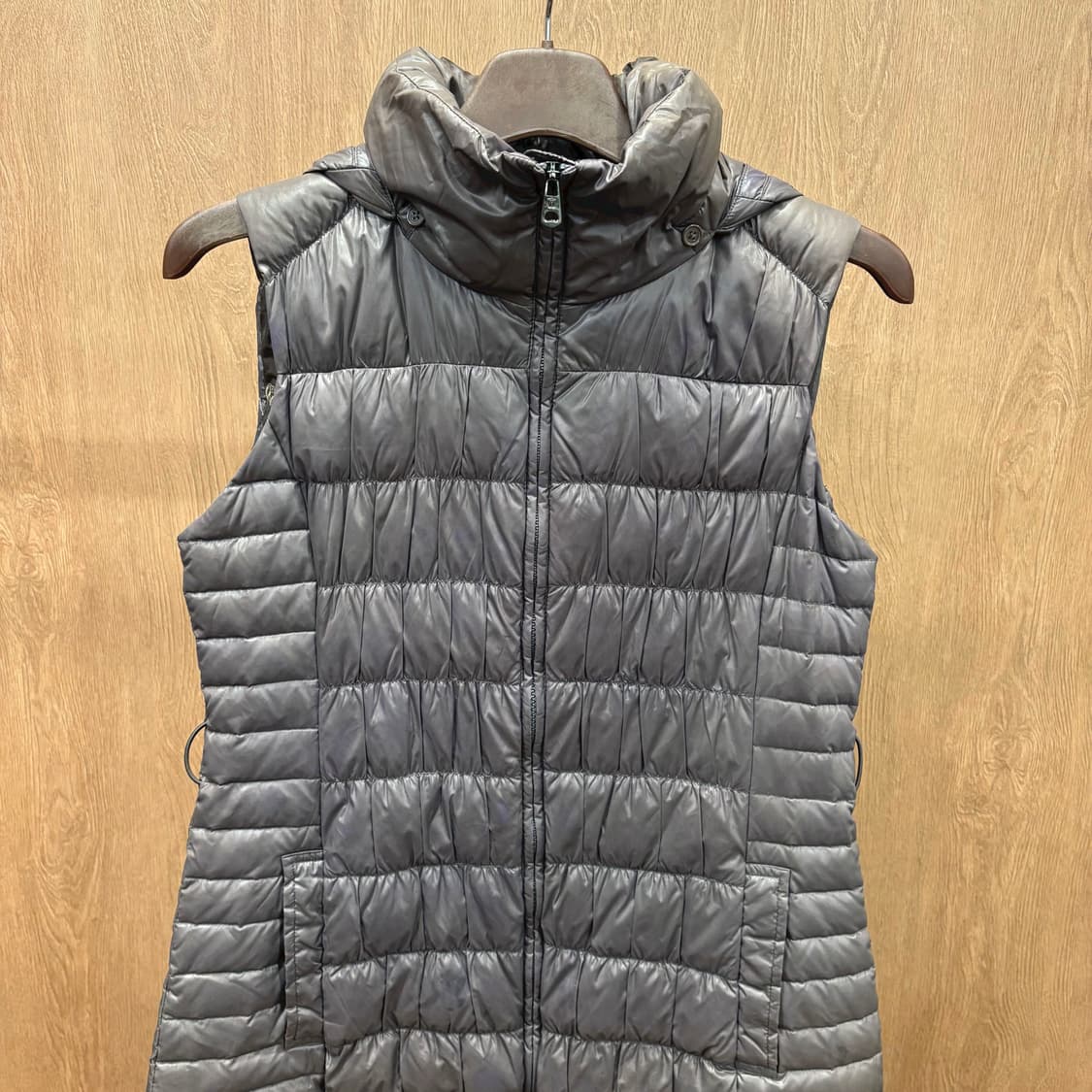 막스마라 위켄드 롱 다운 베스트 후드 탈부착 사이드 포켓 디테일 그레이 상품이미지4