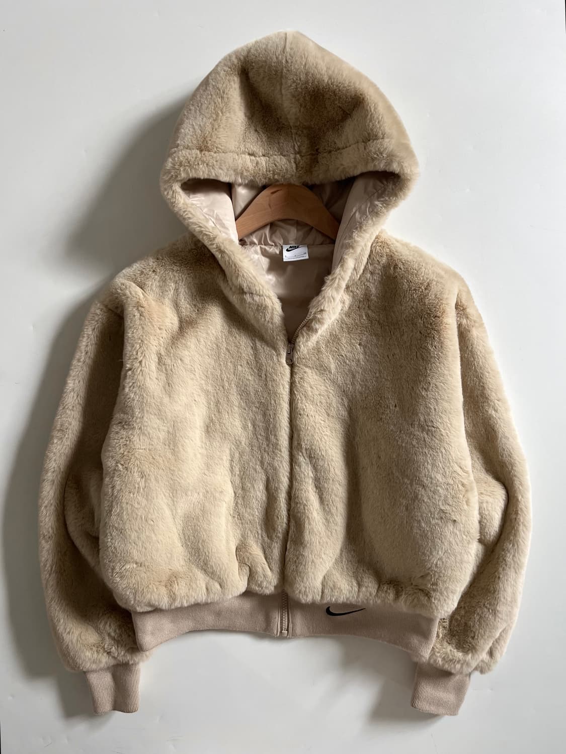 Nike 나이키 우먼 베이지 스우시 로고 퍼 후드자켓 상품이미지3