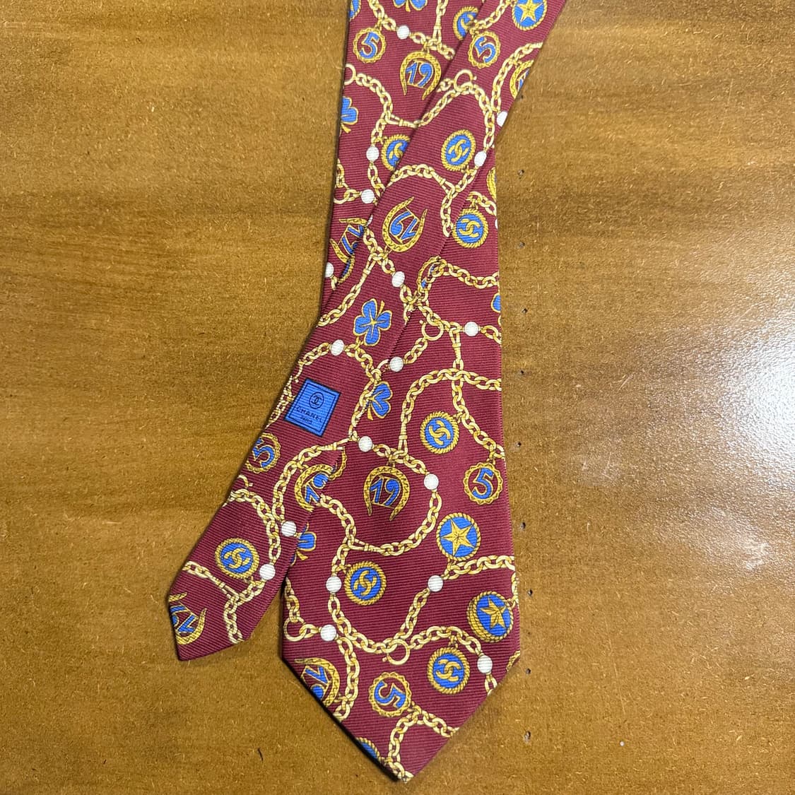 샤넬 CHANEL 체인 메달 패턴 실크 넥타이 버건디 상품이미지1