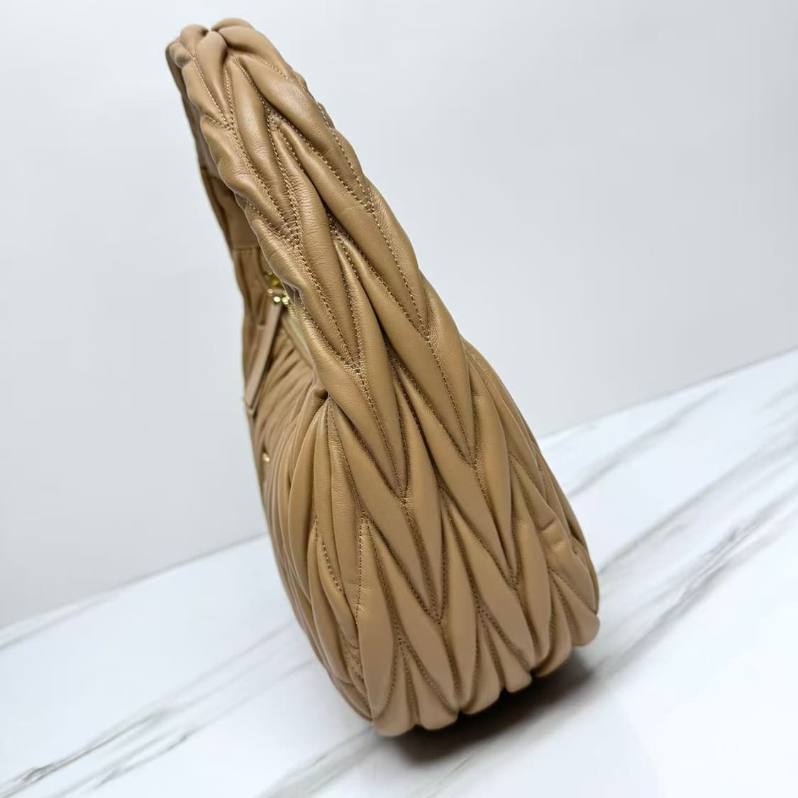 미우 미우 완더 마테라쎄 나파 레더 호보백 카라멜 상품이미지7