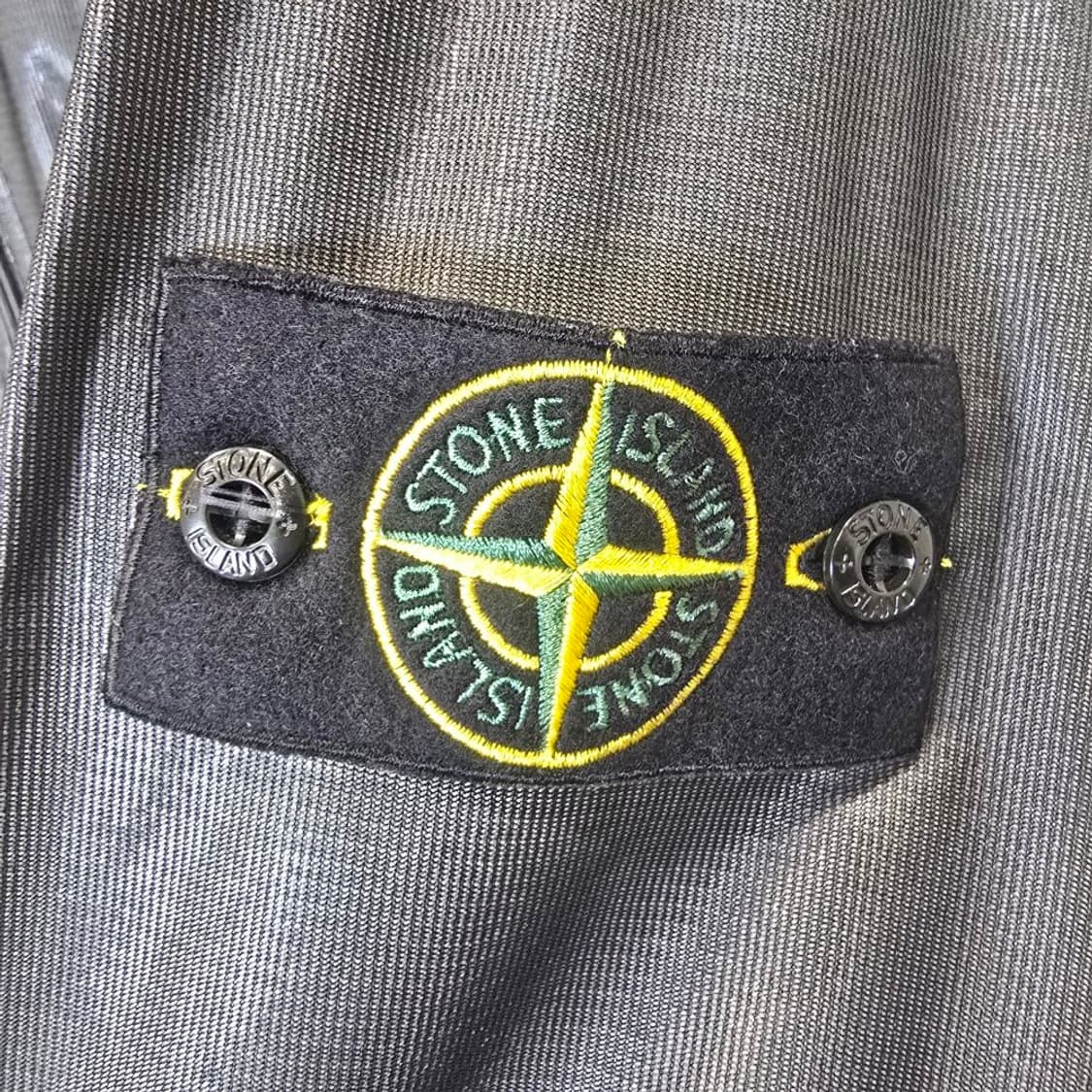 [중고/정품] 스톤아일랜드 메탈릭 런 프루프 나일론 봄버 자켓 L 상품이미지3