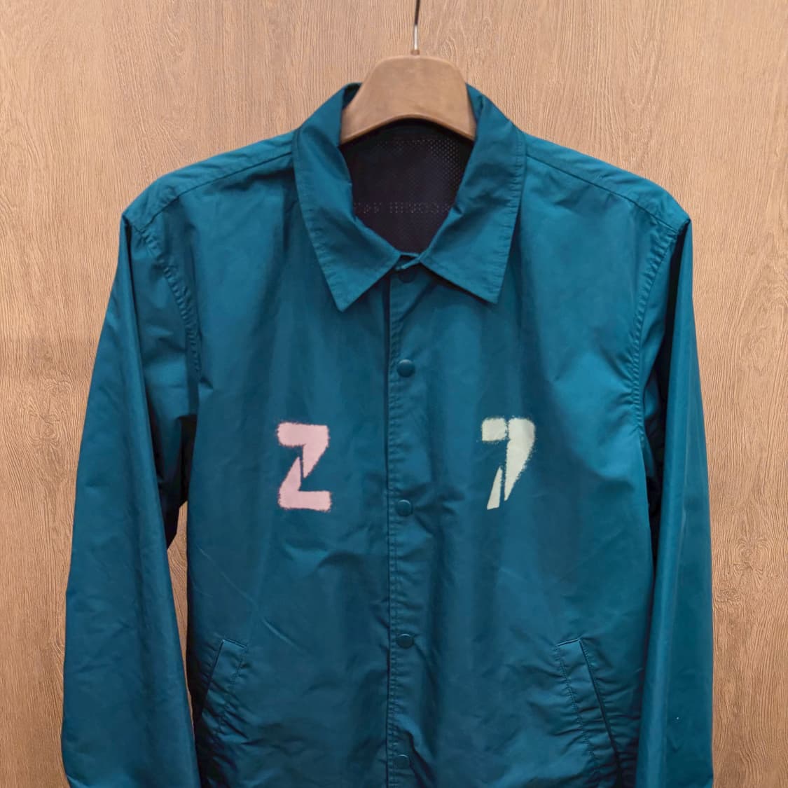 언더커버 코치 자켓 백 피라미드 프린팅 밑단 스트링 레귤러핏 틸 블루 상품이미지4