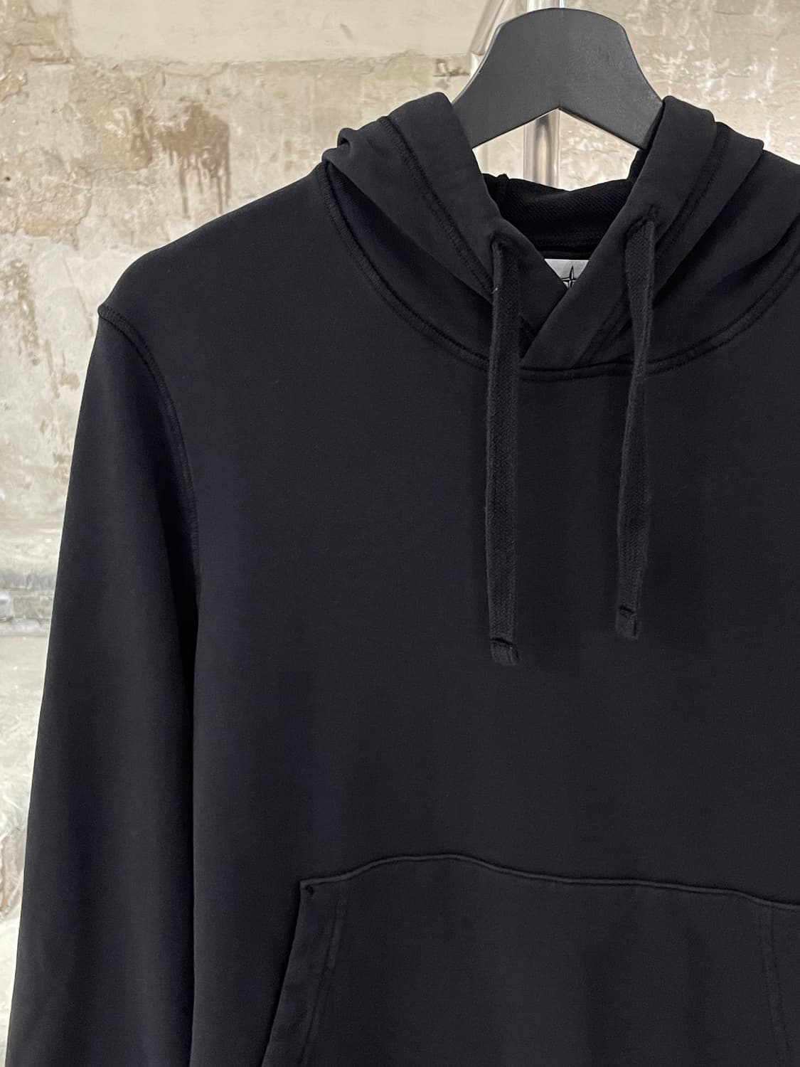 스톤 아일랜드 블랙 캥거루 포켓 와펜 후디 상품이미지2