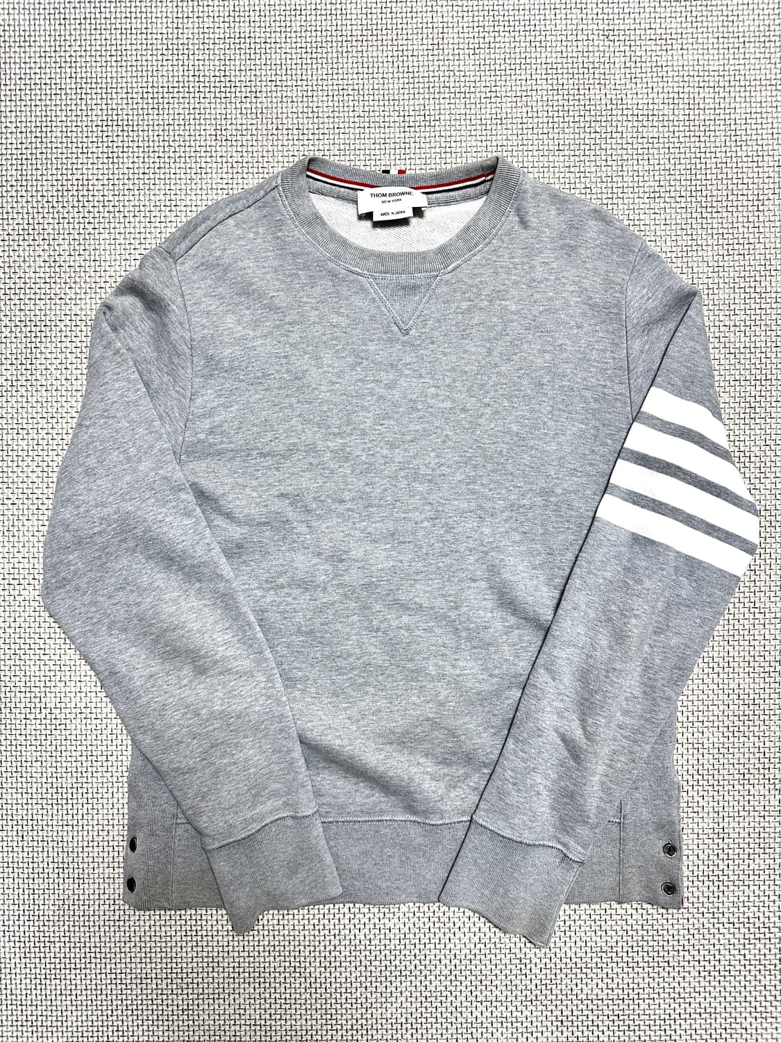 [3/당일배송] 톰브라운 사선완장 그레이 맨투맨 상품이미지1