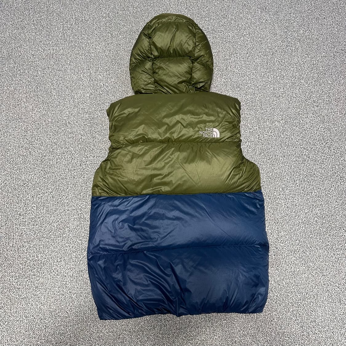노스페이스 눕시700 패딩 조끼 카키/네이비  상품이미지3
