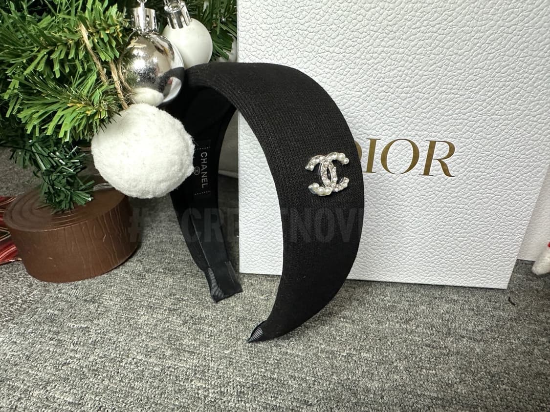 샤넬 진주 큐빅 머리띠 블랙 상품이미지8