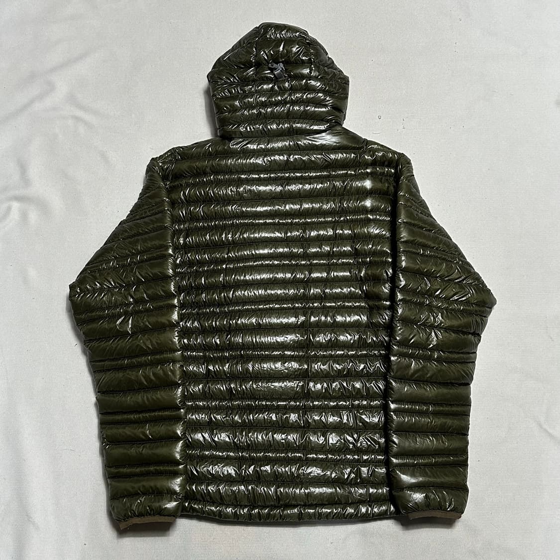 파타고니아 카키 유광 경량 패딩 상품이미지3