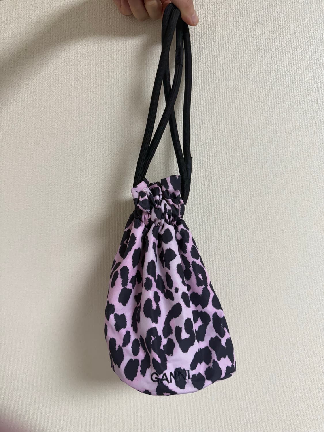 GANNI 가니 레오파드 나일론 백 상품이미지2