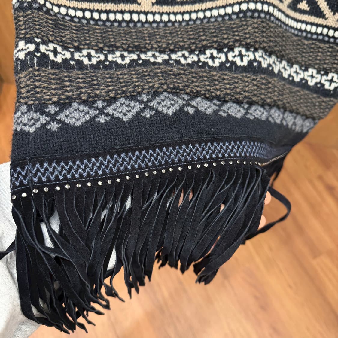 페이 하이넥 롱 니트 에스닉 기하학 패턴 레더 프린지 디테일 루즈핏 차콜 상품이미지6