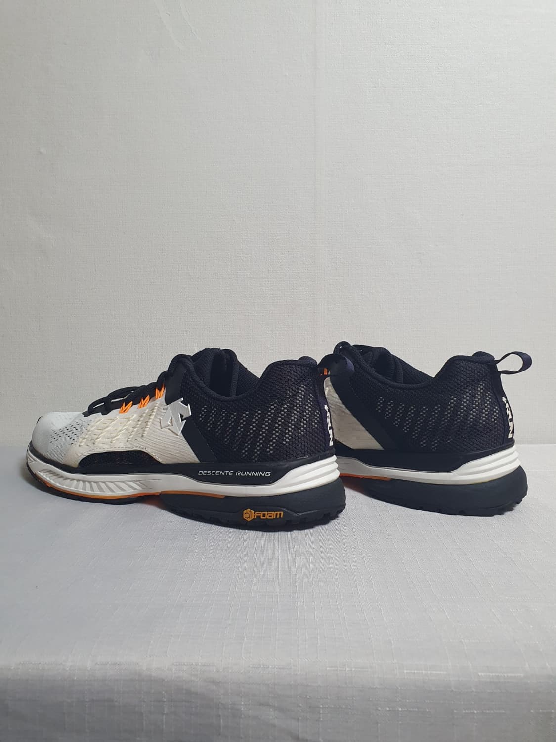 데상트 토닉 3.0 러닝화 화이트 블랙 오렌지 280mm 상품이미지6