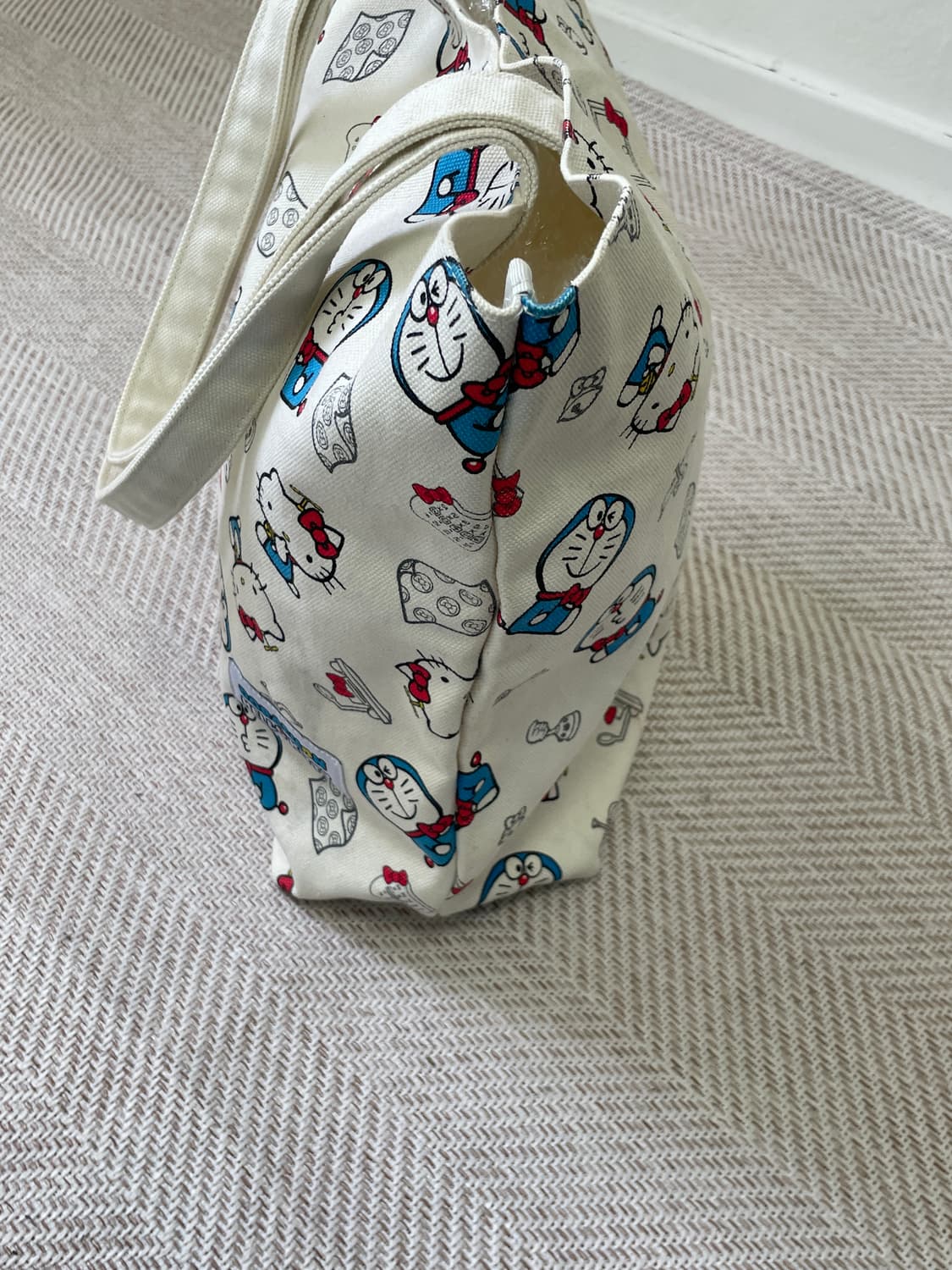 헬로키티 x 도라에몽 올오버 캐릭터 프린트 캔버스 토트백 J04172 상품이미지4