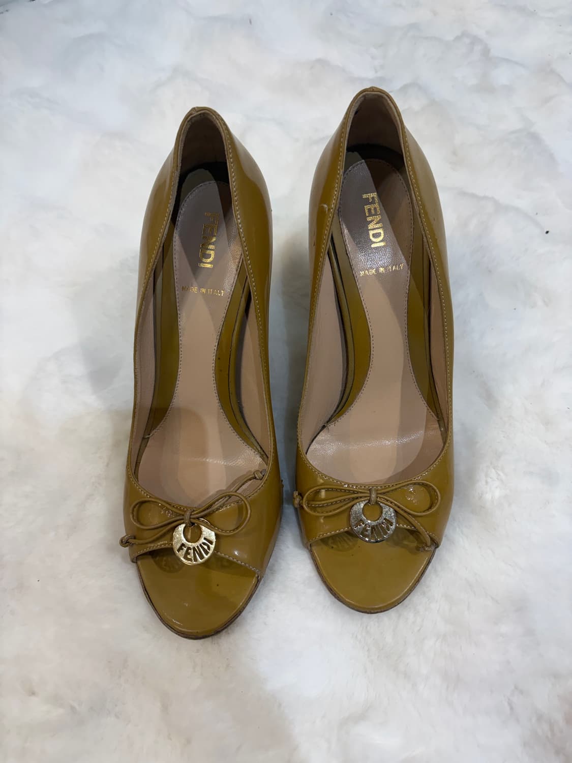 펜디 로고 펌프스 카키 머스타드 상품이미지1