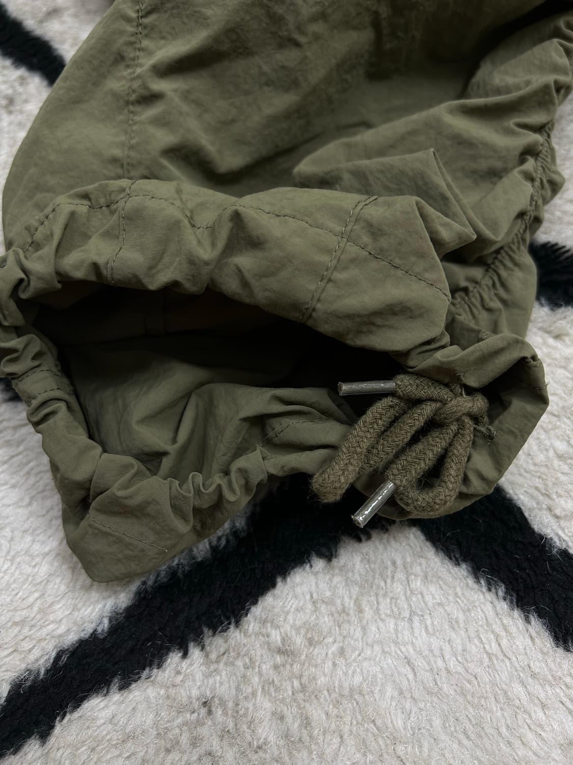 [S]엑스톤즈 오버핏 셔링 나일론 카고 팬츠/카키 상품이미지4