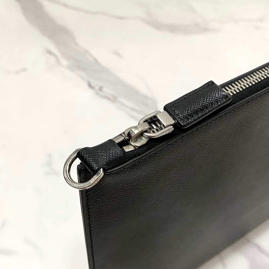 거의새것 프라다 사피아노 레더 삼각로고 클러치백 남성 가방 2NG001 상품이미지8