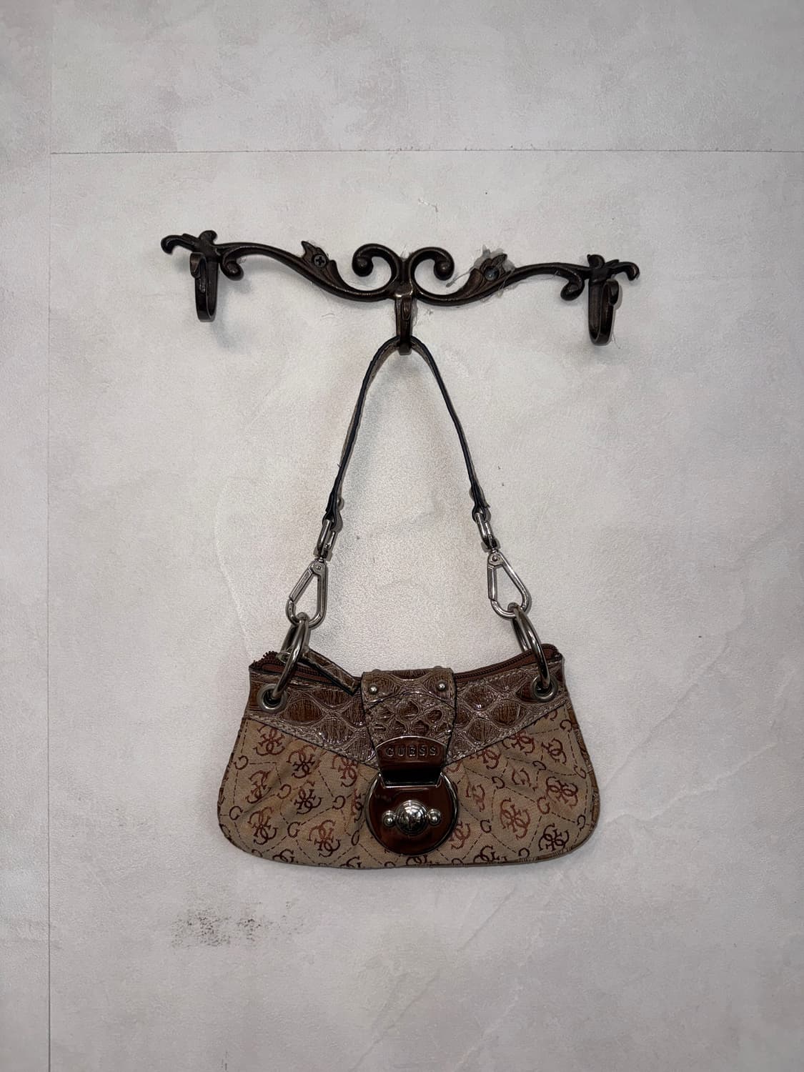 Guess brown logo mini shoulder bag 상품이미지1