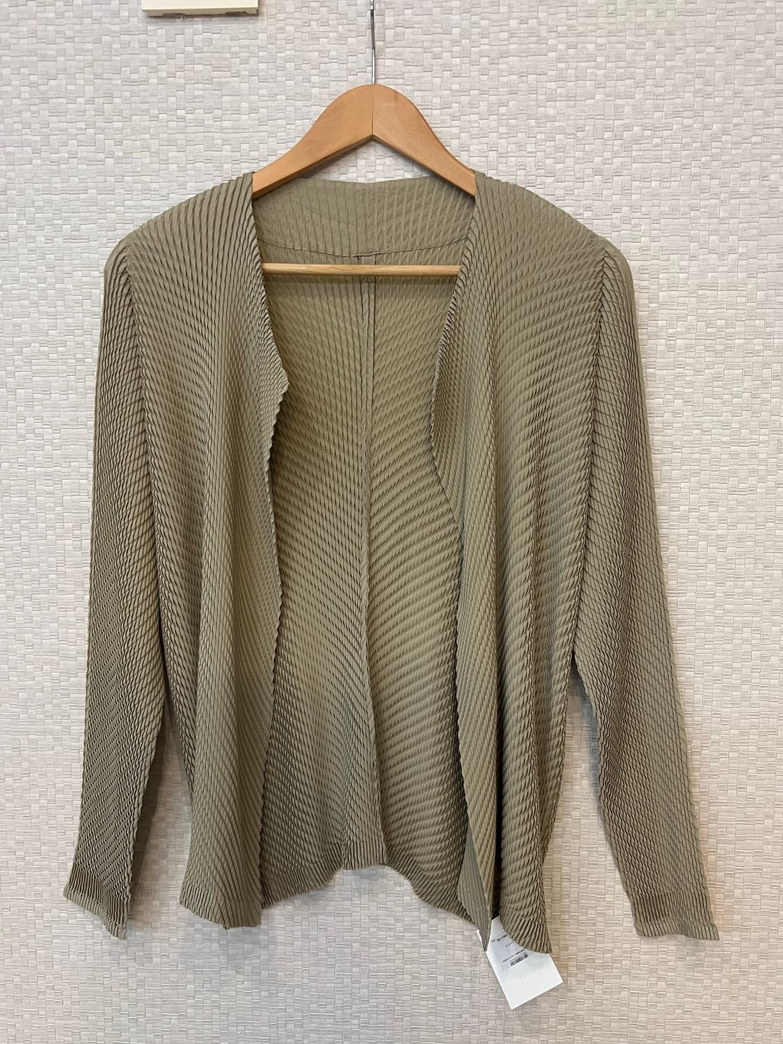 이세이미야케 롬버스 가디건 애쉬 베이지 상품이미지2