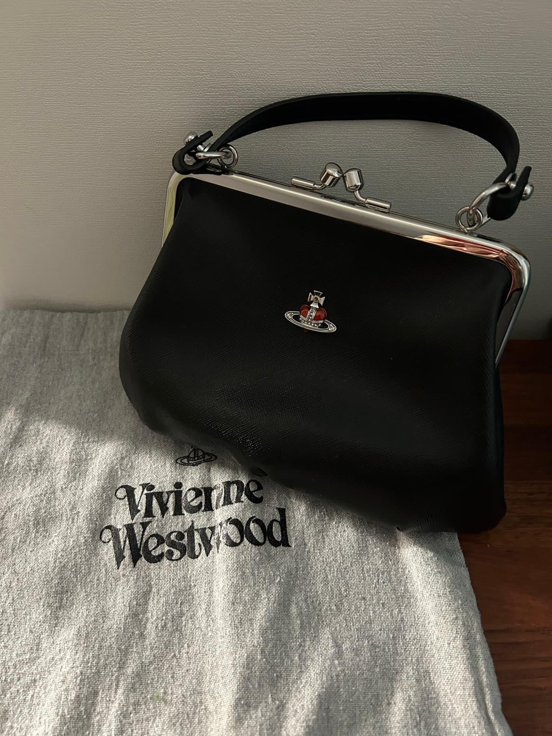 비비안 그래니 프레임 펄스 하트 오브 크로스백 (빨간하트) 팝니다. 상품이미지1