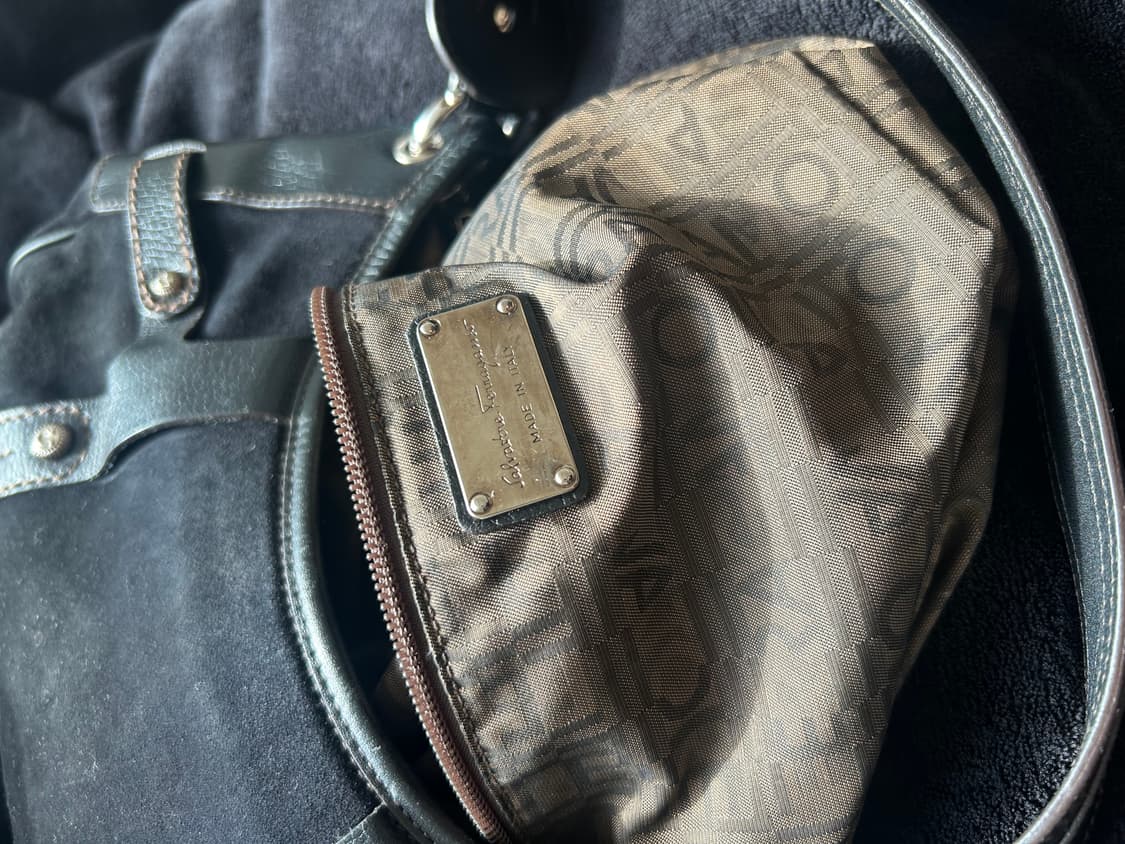 거의새상품🩶!!)) 페라가모 블랙 스웨이드 호보백 상품이미지7