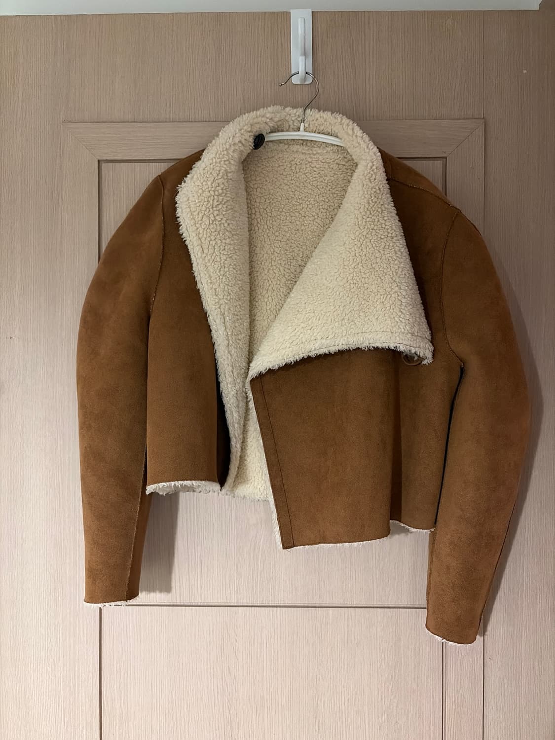 리버시블 에코퍼 크롭 하이넥 무스탕 상품이미지5