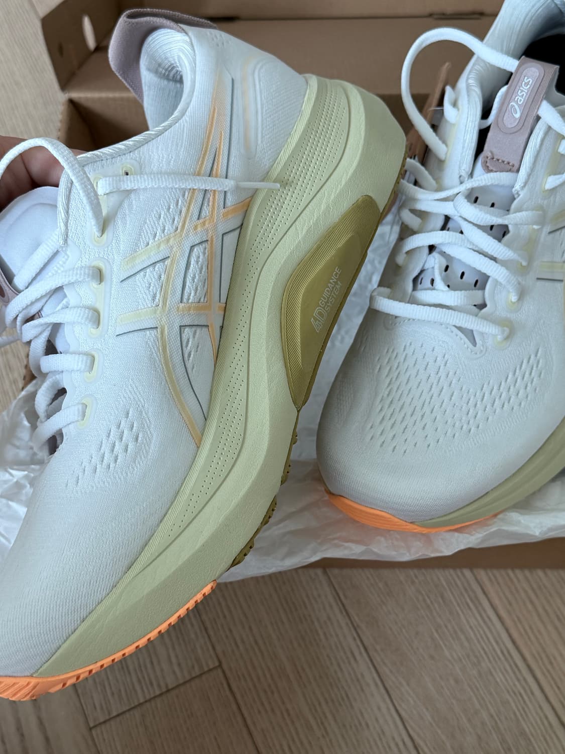 아식스 젤카야노32 화이트 오렌지 글로우 러닝화 상품이미지3