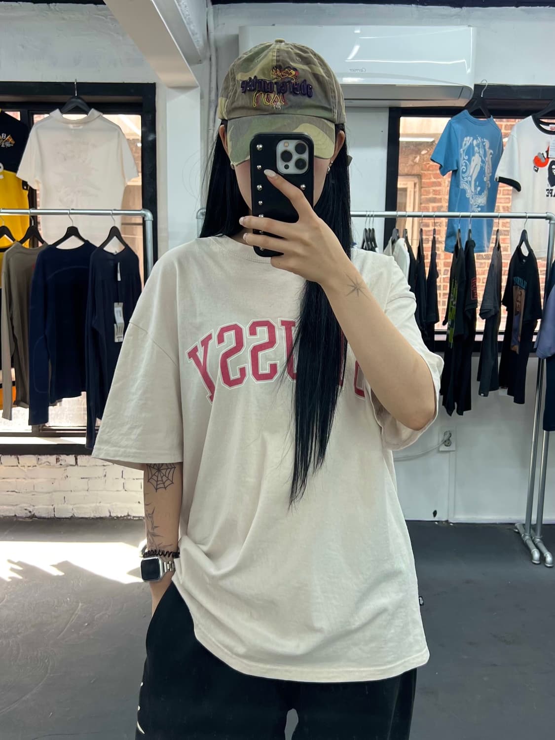 스투시 아치로고 베이지 티셔츠 상품이미지1