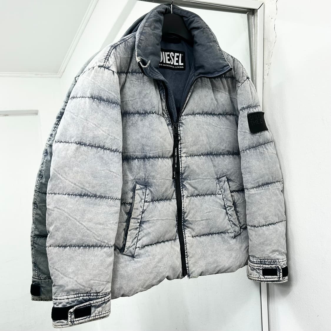디젤 구스다운 워시드 데님 푸퍼 패딩 상품이미지1