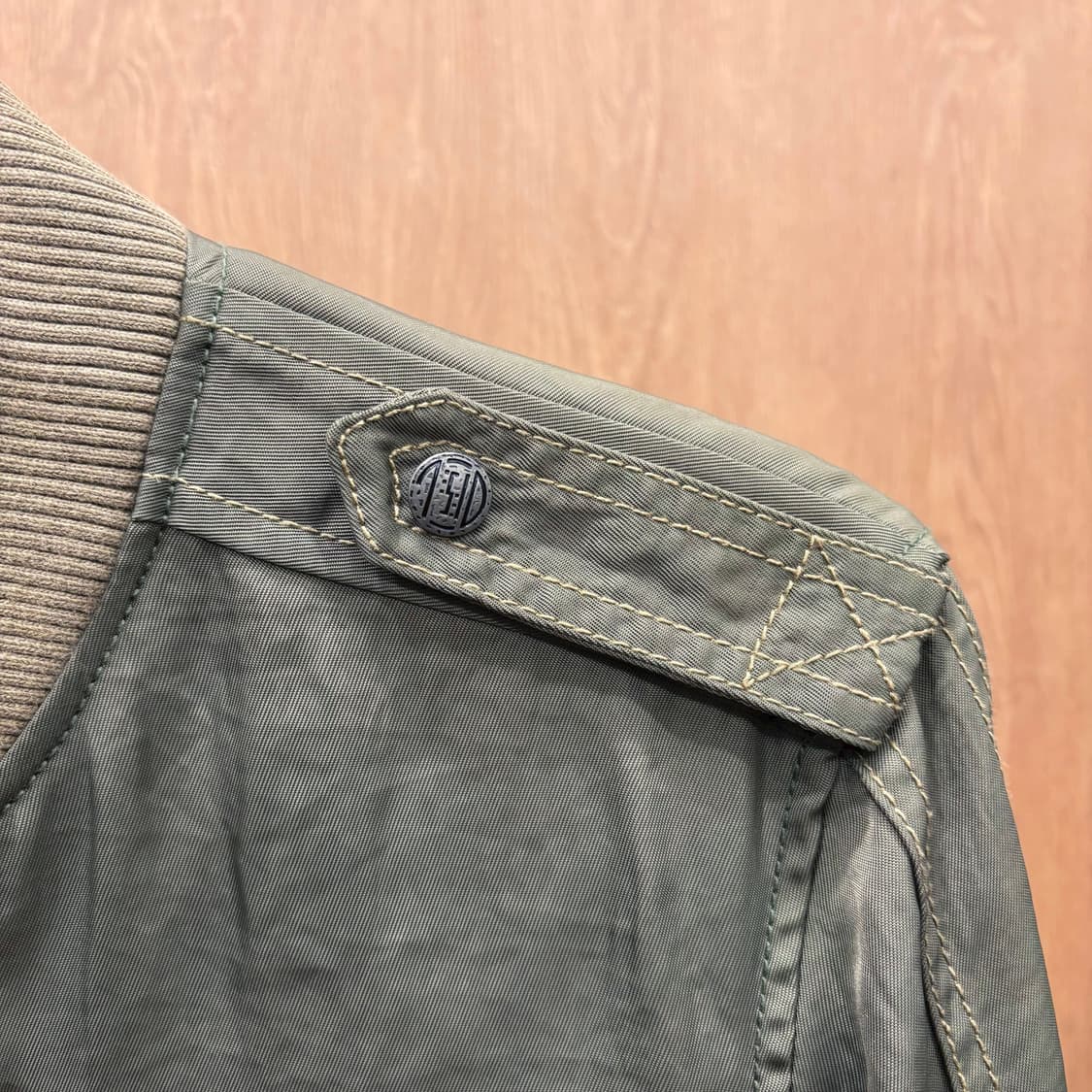 디젤 항공 점퍼 레드 자수 아트워크 어깨 견장 로고 버튼 디테일 카키 상품이미지8