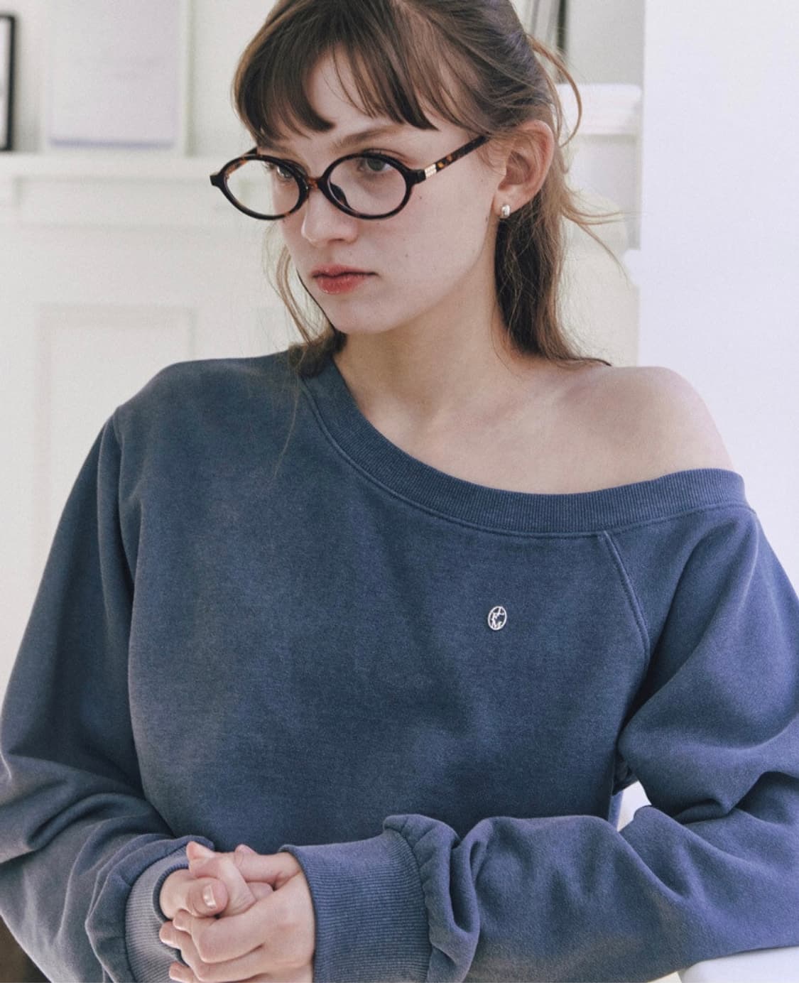 레터프롬문 에딘 오프숄더 스웻셔츠 (피그먼트 블루) 상품이미지1