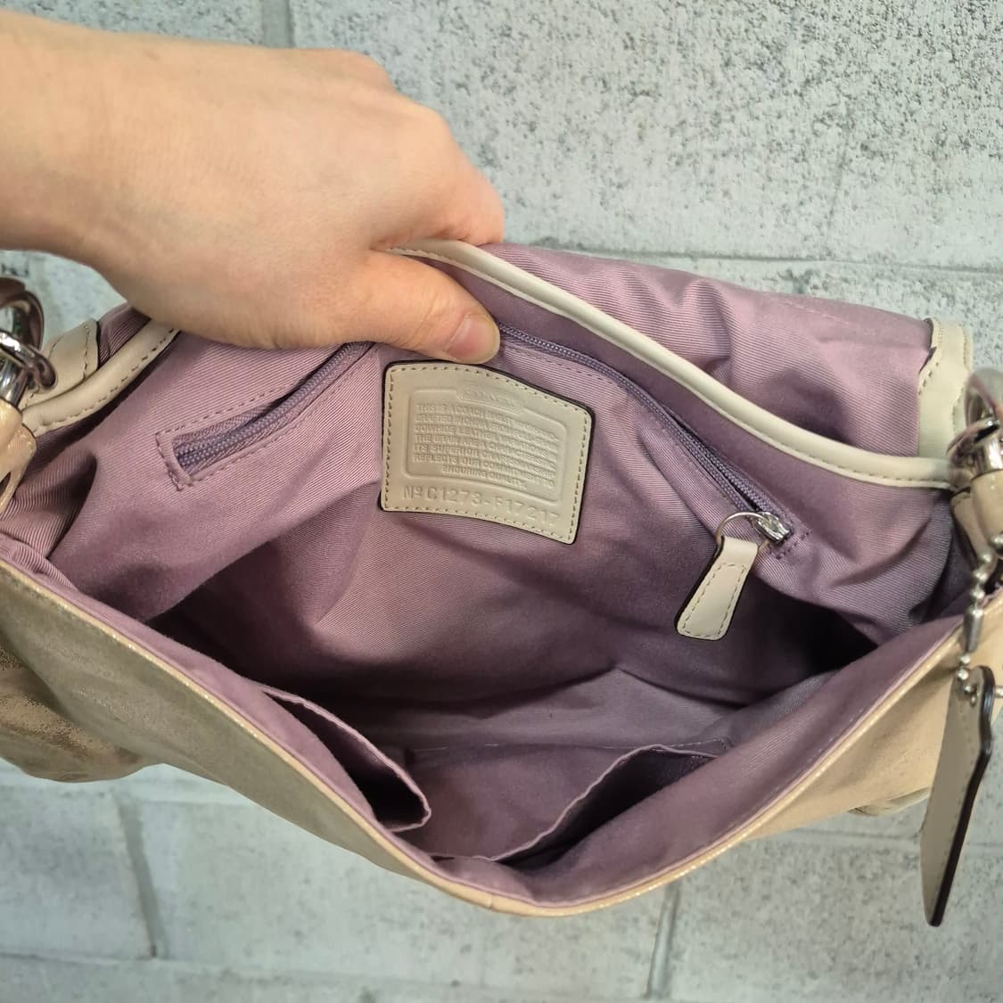 코치 메탈릭 소호 버클쇼퍼백 상품이미지10