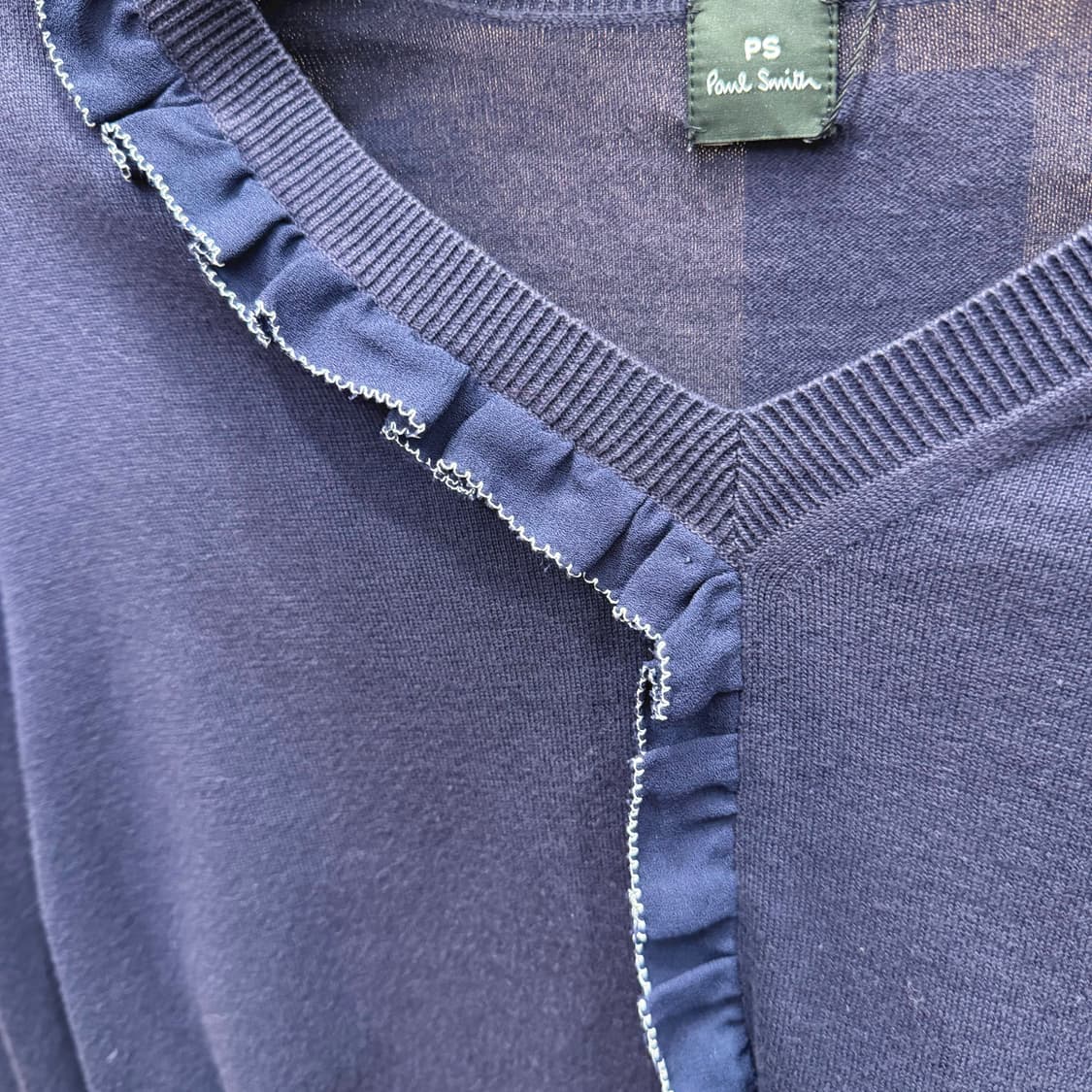 폴스미스 브이넥 코튼 긴팔 니트 프릴 러플 라인 디테일 레귤러핏 네이비 상품이미지5