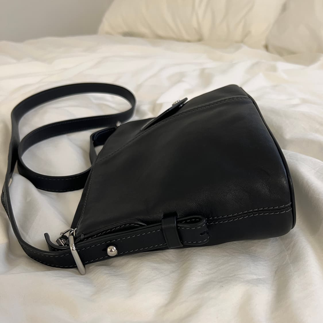 마크제이콥스 블랙 가죽 크로스백 상품이미지4