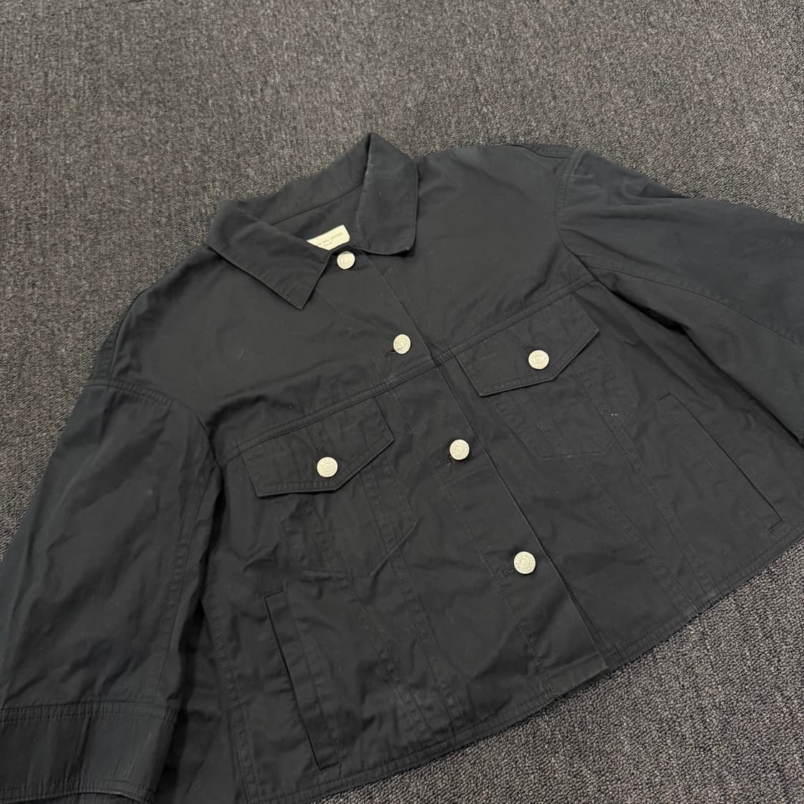 드리스반노튼 백 프릴 디테일 크롭 자켓 상품이미지2