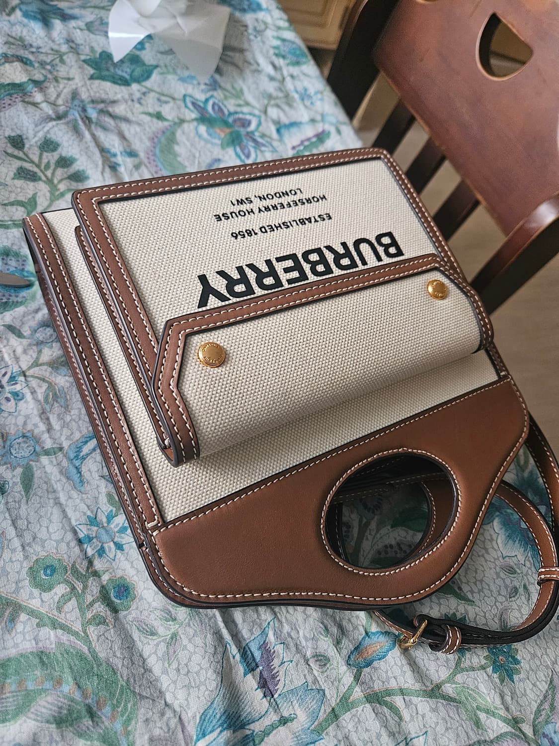 버버리 투톤 미니 캔버스 레더 토드겸 숄더백 상품이미지5