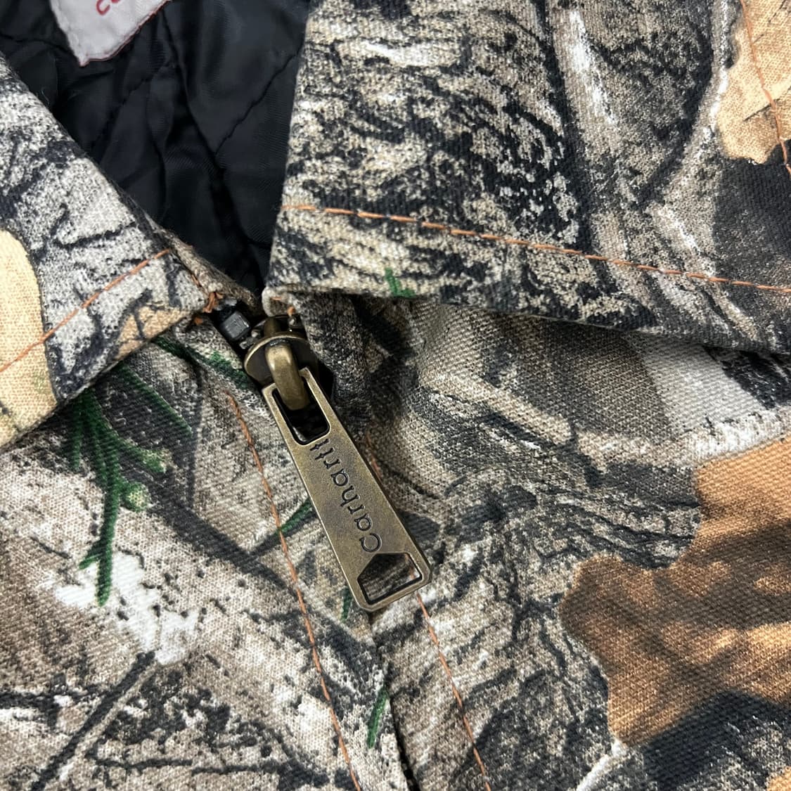 칼하트 로고 카모 리얼트리 카라넥 봄버 자켓 상품이미지5