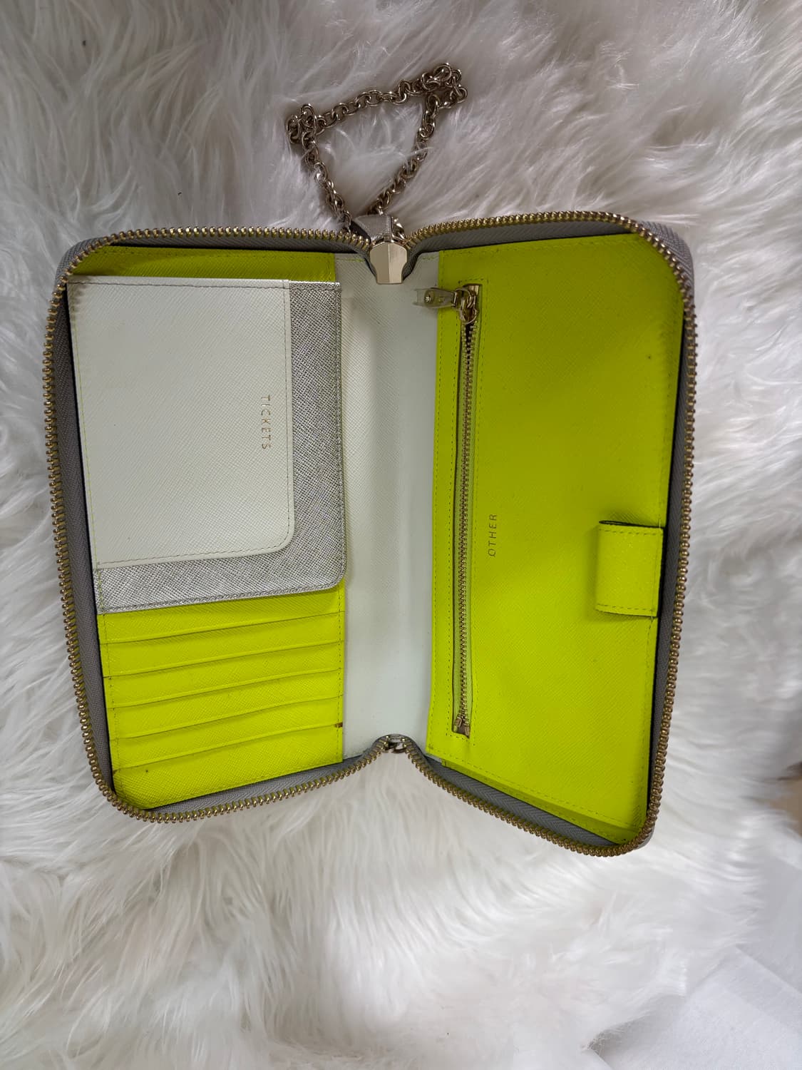 헤지스(HAZZYS)메탈릭 로고 체인 지갑 크로스백 상품이미지3