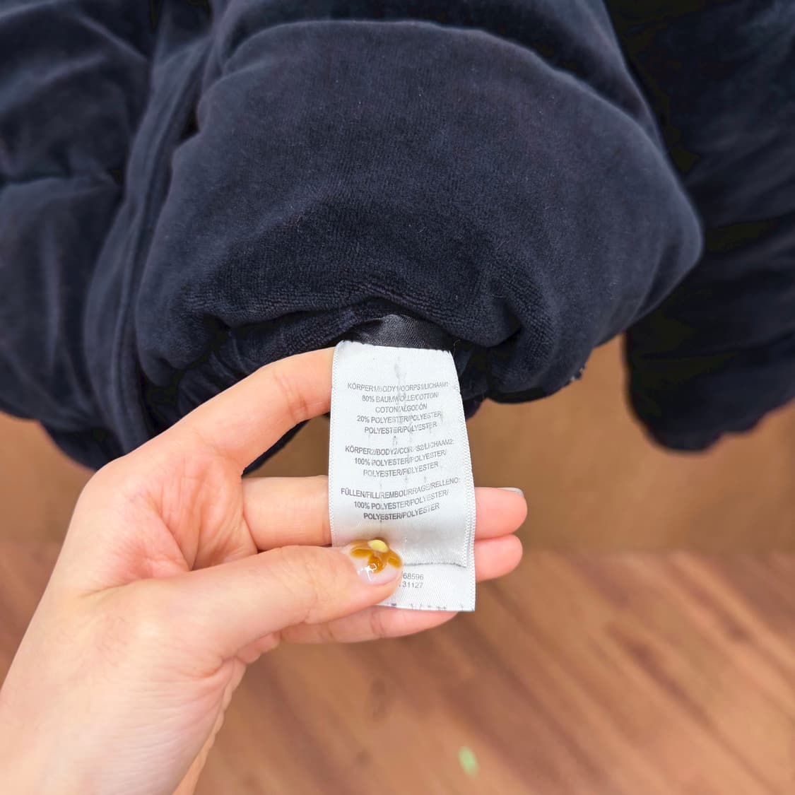 도나카란 뉴욕 스포츠 숏 패딩 점퍼 벨벳 퀄팅 빅 로고 패치 디테일 블랙 상품이미지8