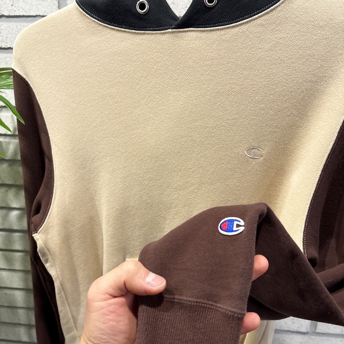 챔피온 컬러블럭 후드티 스몰로고 디테일 크림/브라운 10% 할인 상품이미지6