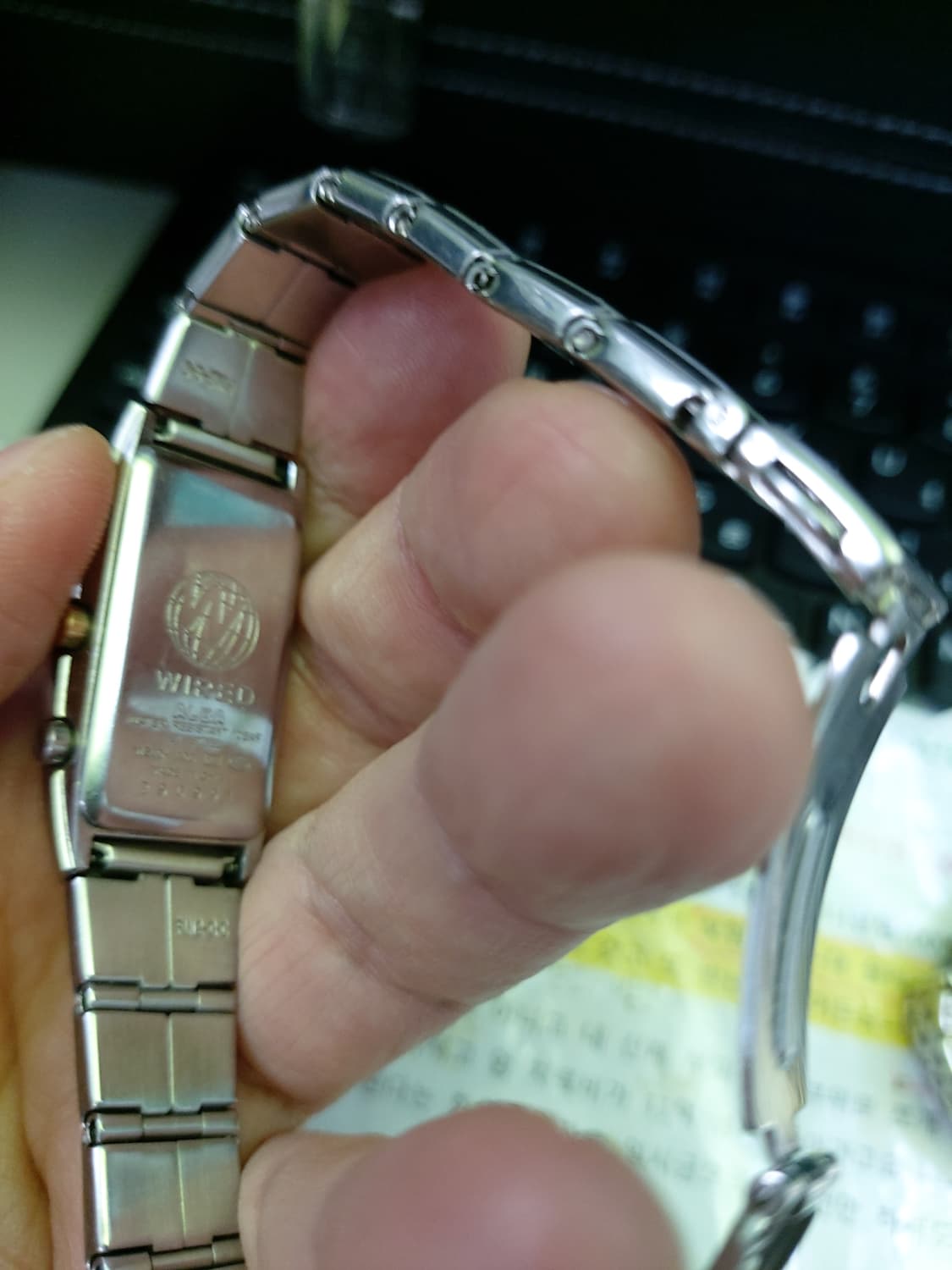 깔끔한 디자인의 와이어드 디지털 시계 상품이미지3