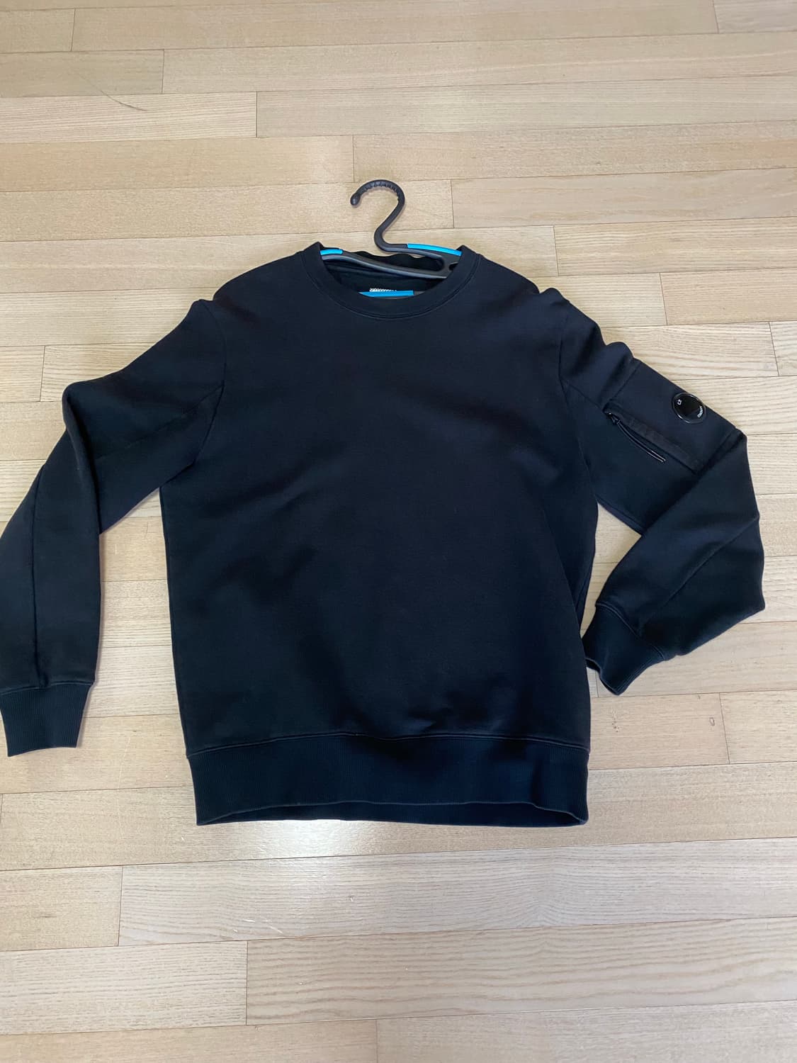 cp컴퍼니 맨투맨 블랙 상품이미지1