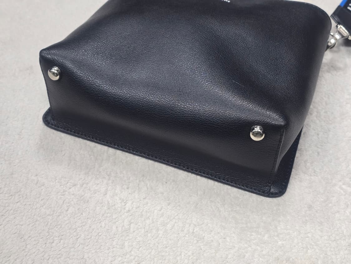 쿠론 x 럭키슈에뜨 콜라보 레더 투웨이 크로스백  상품이미지4