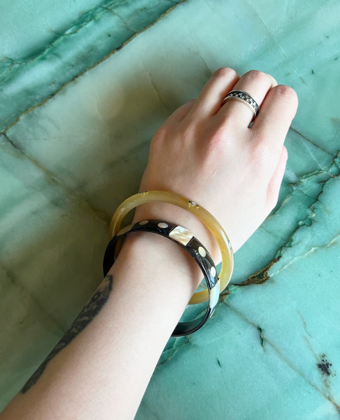 VINTAGE shell detail black+white bracele 상품이미지3
