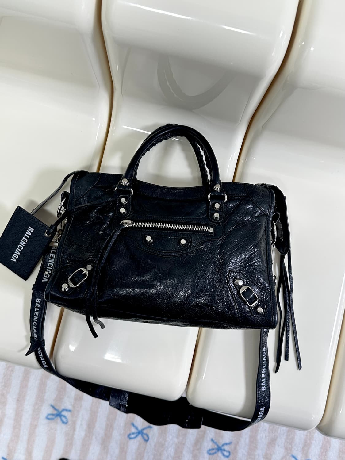 [A+ 정품] 발렌시아가 시티 모터백 스몰 로고스트랩 상품이미지1