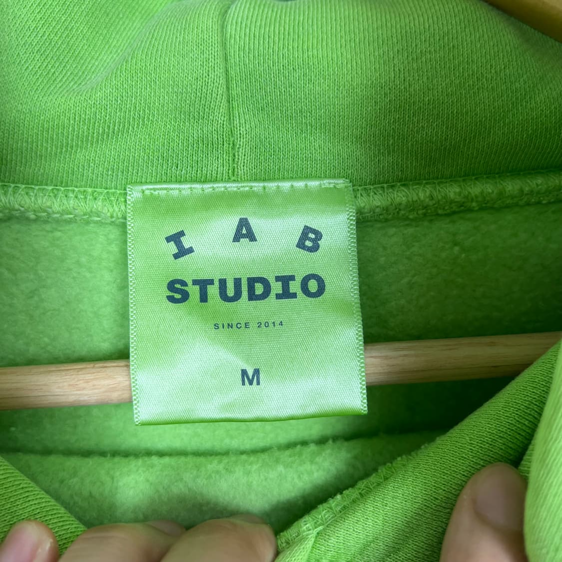 IAB Studio 아이앱 스튜디오 그린 애플 후드티 상품이미지3